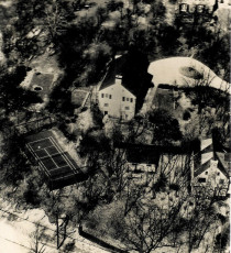 Caption: Aerial view of the second court near Old Army Road in Scarsdale, New York (Oct. 1932). Ardsley Road is shown at bottom. The Cogswell house is at center. The Blanchard house is out of sight at upper left. As shown, only three sides of the original court were screened.